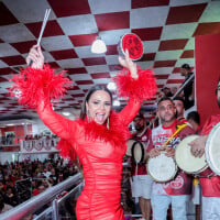 Viviane Araujo destaca resultado de lipo em vestido vermelho, justo e transparente para noite de samba. Fotos!
