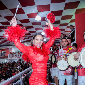 Viviane Araujo apostou em um vestido vermelho, justo e transparente para noite de samba na quadra do Salgueiro em 19 de agosto de 2023