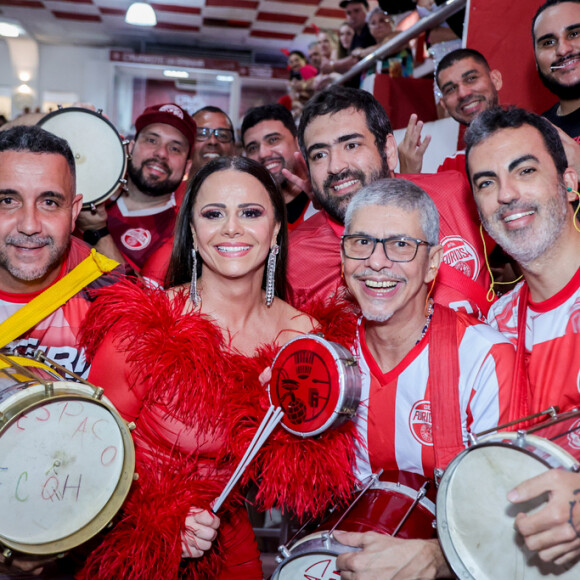 Viviane Araujo posa com ritmistas do Salgueiro