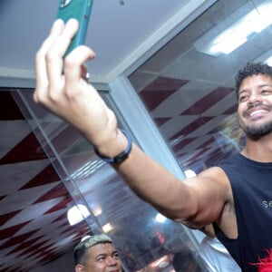 Viviane Araujo e o marido, Guilherme Militão, fizeram a tradicional selfie com fã