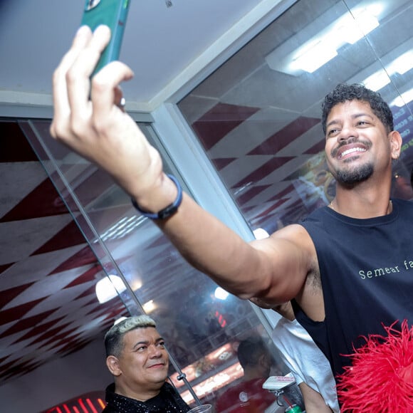 Viviane Araujo e o marido, Guilherme Militão, fizeram a tradicional selfie com fã