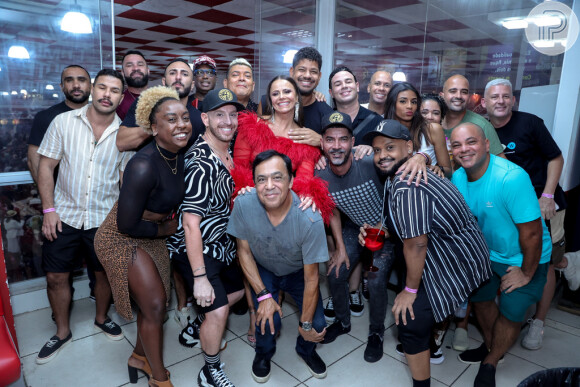 Viviane Araujo se reuniu com fãs em camarote do Salgueiro
