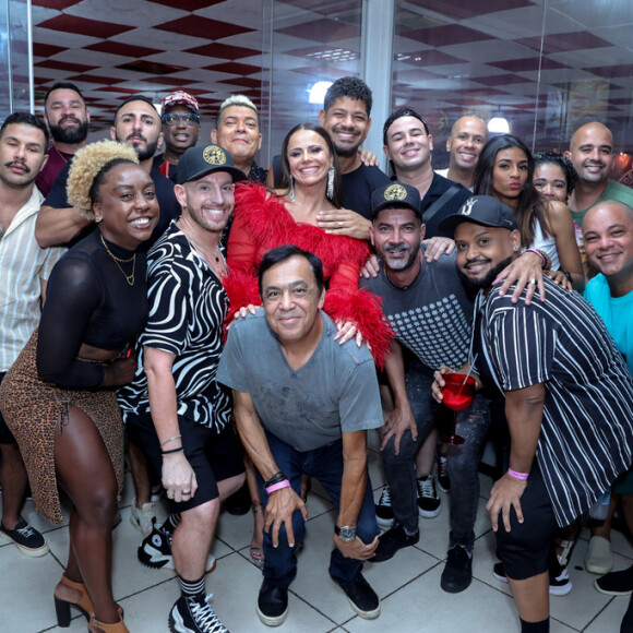 Viviane Araujo se reuniu com fãs em camarote do Salgueiro