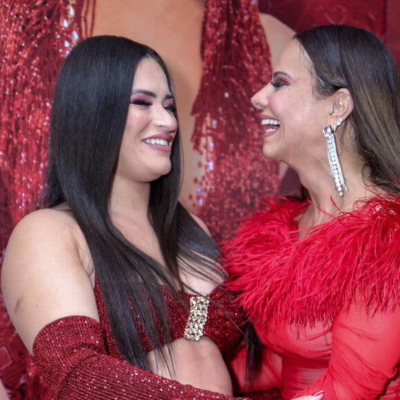 Viviane Araujo e Nathalia Hino, rainhas de bateria do carnaval do Rio, colocaram o papo em dia