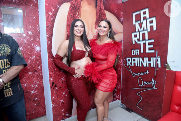 Viviane Araujo fez carinho na barriga de grávida de Nathalia Hino, rainha de bateria da Estácio de Sá
