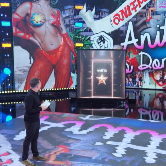 Anitta trocou de roupa no palco do programa