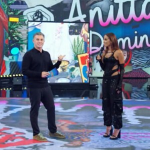 Anitta trocou duas vezes de look para apresentar seus novos hits
