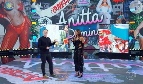 Anitta trocou duas vezes de look para apresentar seus novos hits