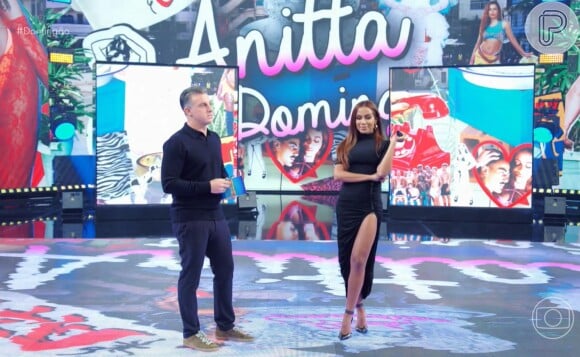 Anitta se divertiu ao ver suas cenas durante uma viagem com amigos famosos