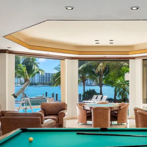 Mansão de Xuxa em Miami contava com sala de entretenimento, piscina aquecida e um terraço com vista ampla para a água