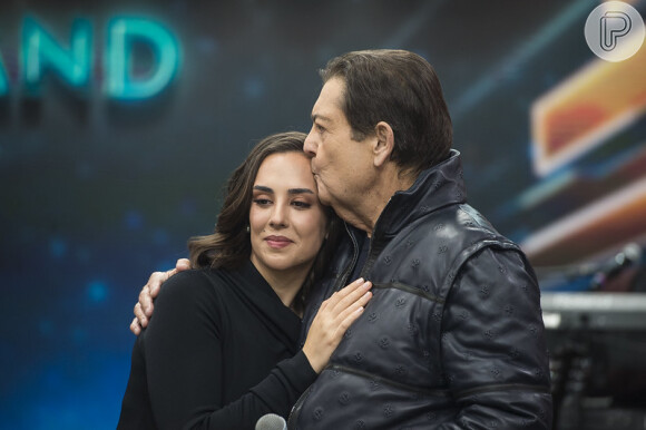 Faustão dá beijo na filha, Lara, durante a última edição do 'Faustão na Band'