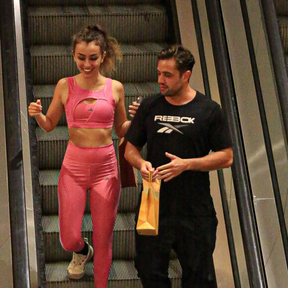 Rafael Cardoso e Vivian Linhares foram flagrados juntos em janeiro de 2023 em shopping do Rio de Janeiro