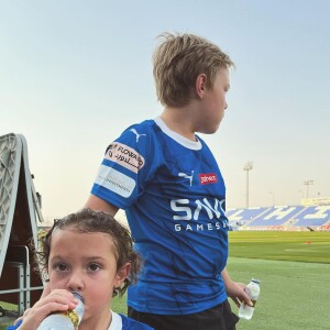 Davi Lucca, filho de Neymar, aparece com o irmão, Valentim, no campo do Al-Hilal, na Arábia Saudita