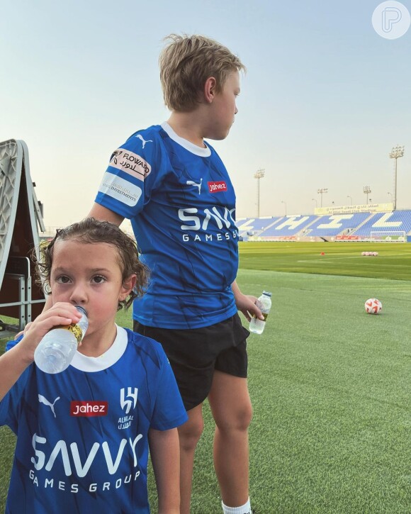 Davi Lucca, filho de Neymar, aparece com o irmão, Valentim, no campo do Al-Hilal, na Arábia Saudita