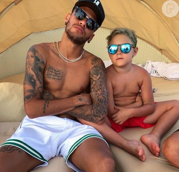 Internauta comenta vídeo de filho de Neymar, Davi Lucca, e seu irmão, Valentim, jogando bola e diz que a criança mais nova tem futuro no futebol