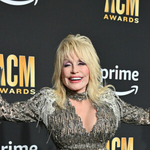 Dolly Parton brinca sobre motivo para ter rejeitado tomar chá com Kate Middleton: 'Como ela não promoveria meu álbum de rock, eu precisei dizer não'