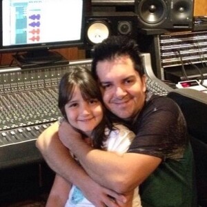 Régis Danese em foto de infância da filha, que agora segue a carreira artística
