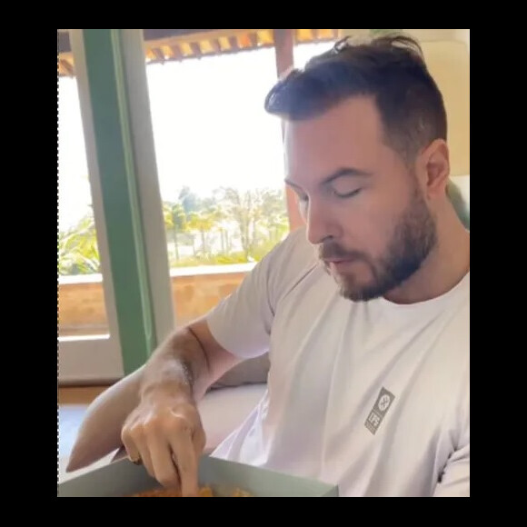 Maíra Cardi mostrou Thiago Nigro comendo, sozinho, doce de casamento