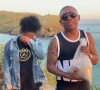Família de MC Marcinho chora ao jogar cinzas do funkeiro em Cabo Frio