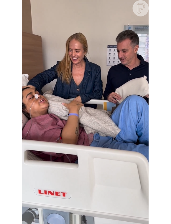 Luciano Huck e Angélica dão kit de presentes para Preta Gil no hospital em que cantora está internada se recuperando da cirurgia de retirada de tumor do intestino