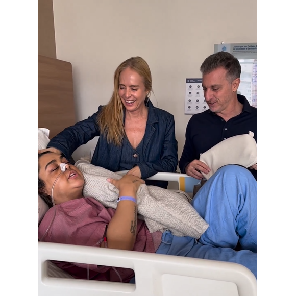 Luciano Huck e Angélica dão kit de presentes para Preta Gil no hospital em que cantora está internada se recuperando da cirurgia de retirada de tumor do intestino