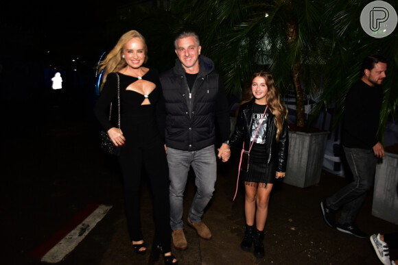 Tirando a calça jeans acizentada e sapatos marrom, Luciano Huck parece ter combinado seu look com o da filha Eva e Angélica que valorizaram o preto para o festival