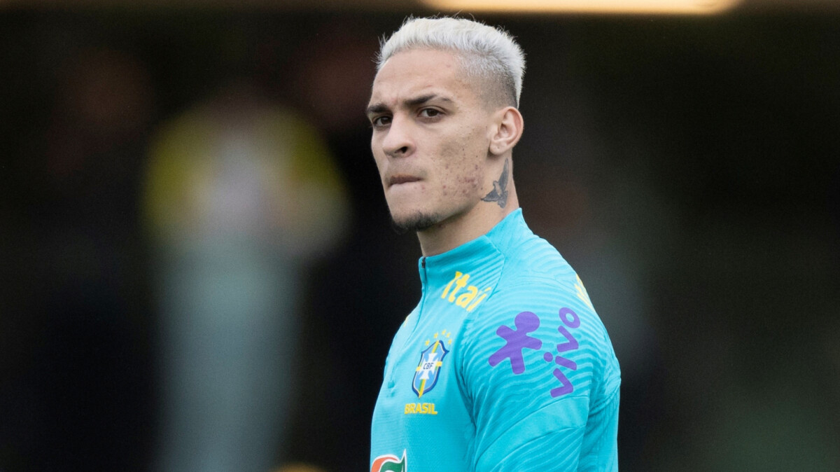 Foto: Jogador da Seleção, Antony foi acusado pela ex-namorada Gabi Cavallin  de tê-la trancado em uma quadra de futebol de salão localizada na sala de  sua mansão - Purepeople