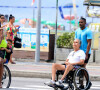 Flavio Silvino foi visto passeando com seu cuidador em uma praia no Rio de Janeiro