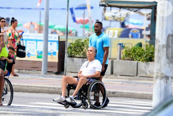 Flavio Silvino foi visto passeando com seu cuidador em uma praia no Rio de Janeiro