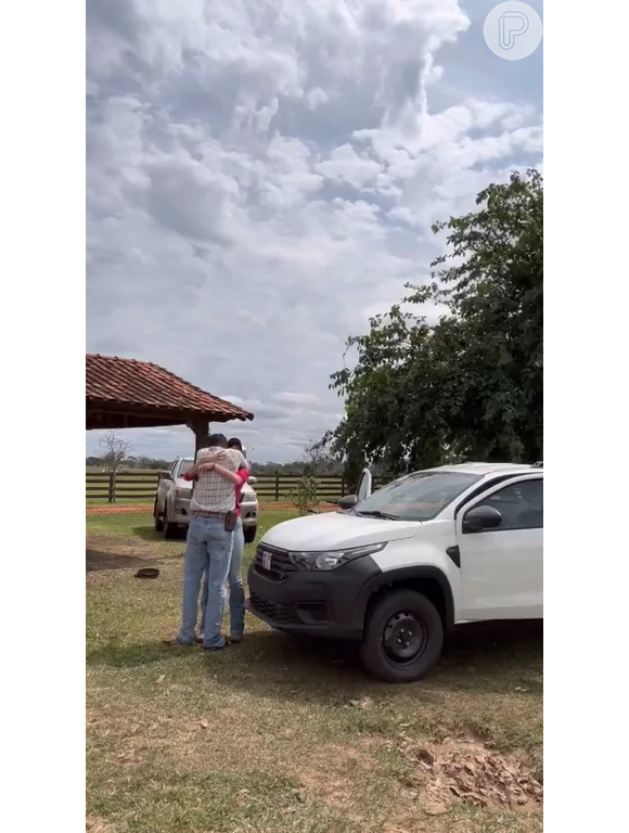 Ana Castela dá de presente para seu primo um carro avaliado em 100 mil reais