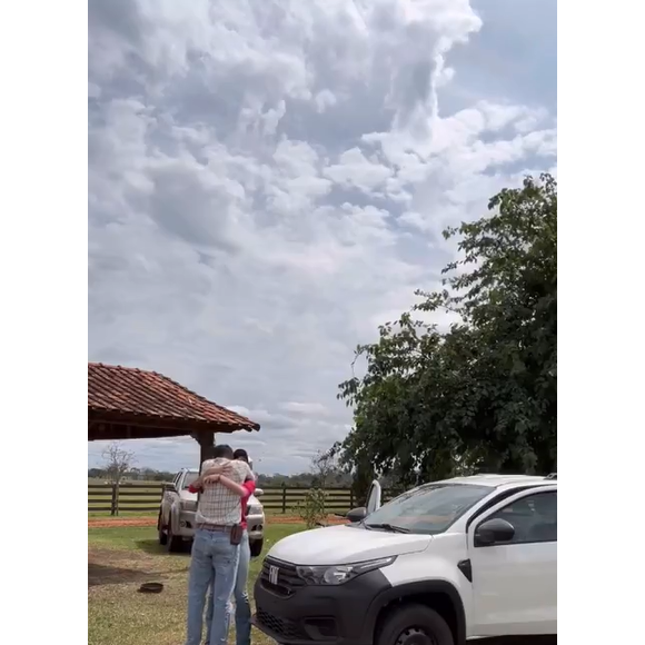 Ana Castela dá de presente para seu primo um carro avaliado em 100 mil reais