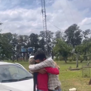 Ana Castela faz supresa de aniversário para o primo.