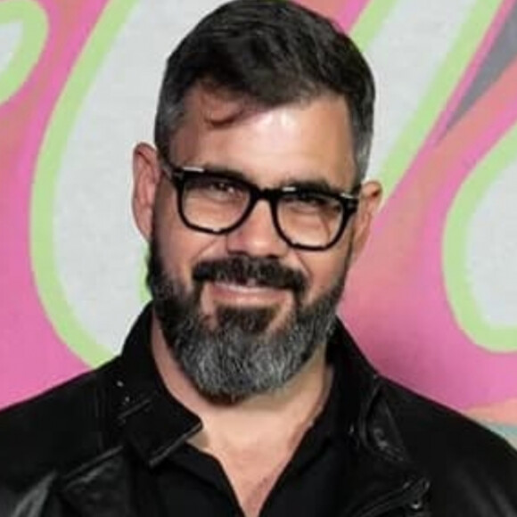 Em 6ª gravidez da mulher, Juliano Cazarré rebateu ataque de internauta citando a filha caçula do ator, Maria Guilhermina