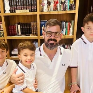 Juliano Cazarré ao lado dos filhos Vicente (11 anos), Inácio (de 10) e Gaspar (de 3)