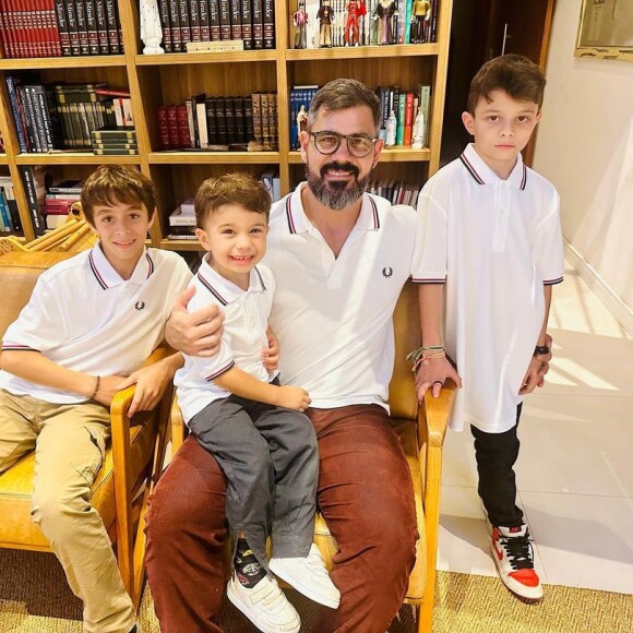 Juliano Cazarré ao lado dos filhos Vicente (11 anos), Inácio (de 10) e Gaspar (de 3)