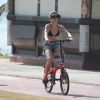 Bianca Bin chegou na praia de bicicleta