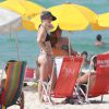 Bianca Bin mostrou o seu corpo em forma na praia da Barra da Tijuca, na Zona Oeste do Rio, nesta quarta-feira, 14 de janeiro de 2015. A atriz, que está no ar na novela 'Boogie Oogie', teve a companhia do marido, Pedro Brandão, com quem andou de bicicleta e trocou beijos no mar
