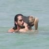 Bianca Bin trocou beijos com Pedro Brandão no mar
