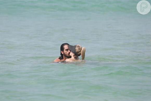 Bianca Bin trocou beijos com Pedro Brandão no mar
