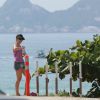 Bianca Bin mostrou o seu corpo em forma na praia da Barra da Tijuca, na Zona Oeste do Rio, nesta quarta-feira, 14 de janeiro de 2015. A atriz, que está no ar na novela 'Boogie Oogie', teve a companhia do marido, Pedro Brandão, com quem andou de bicicleta e trocou beijos no mar