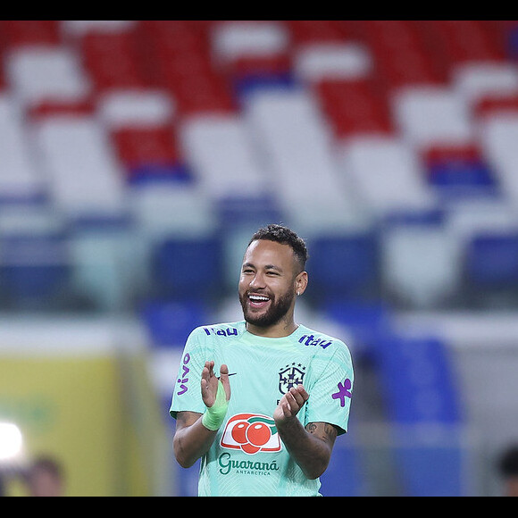 Neymar está prestes a disputar um jogo pela seleção brasileira