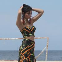 Isabeli Fontana posa de tomara que caia sob sol forte em praia do Rio