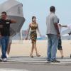 Isabeli Fontana desfila pelo calçadão do Leme, na Zona Sul do Rio