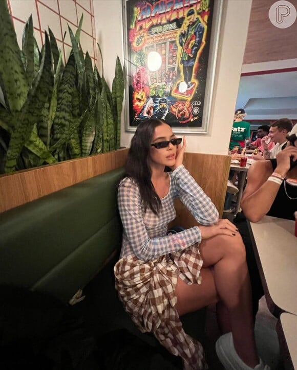 Bruna Marquezine no The Town: atriz usa vestido de veludo curtinho com capuz no último dia de festival