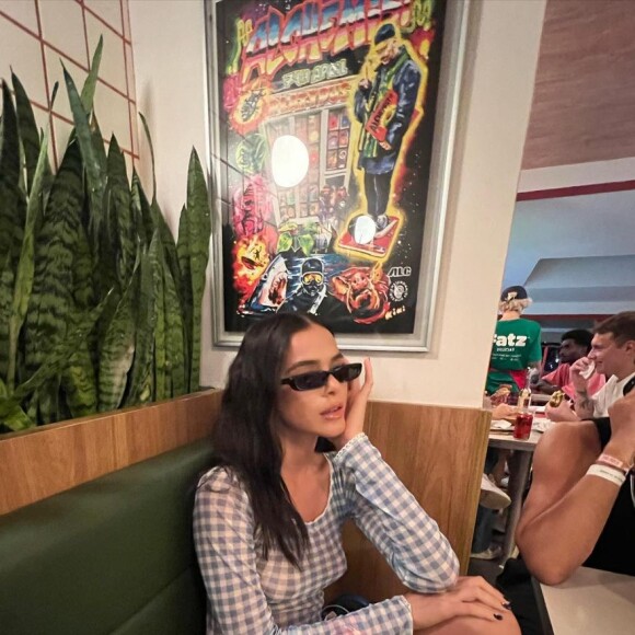 Bruna Marquezine no The Town: atriz usa vestido de veludo curtinho com capuz no último dia de festival