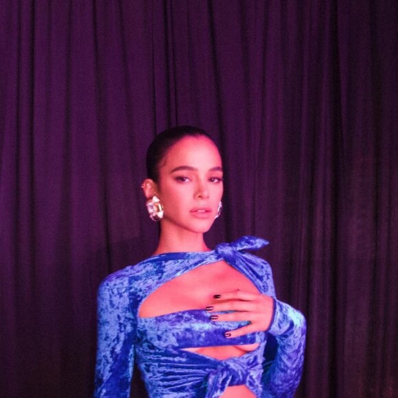 Bruna Marquezine usa vestido de capuz da ALAÏA, bota da Vetements e bolsa da Versace para compor look de quase R$ 36 mil para o último dia de The Town