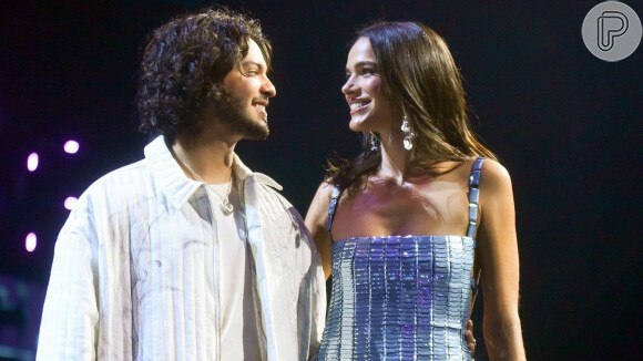 Bruna Marquezine faz videochamada com Xolo Maridueña, de 'Besouro Azul', durante show do Bruno Mars no The Town