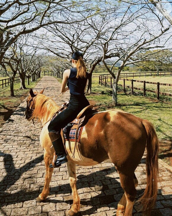 Marina Ruy Barbosa investe no estilo cowgirl e monta look com camiseta regata azul-escura, calça jeans e botas pretas