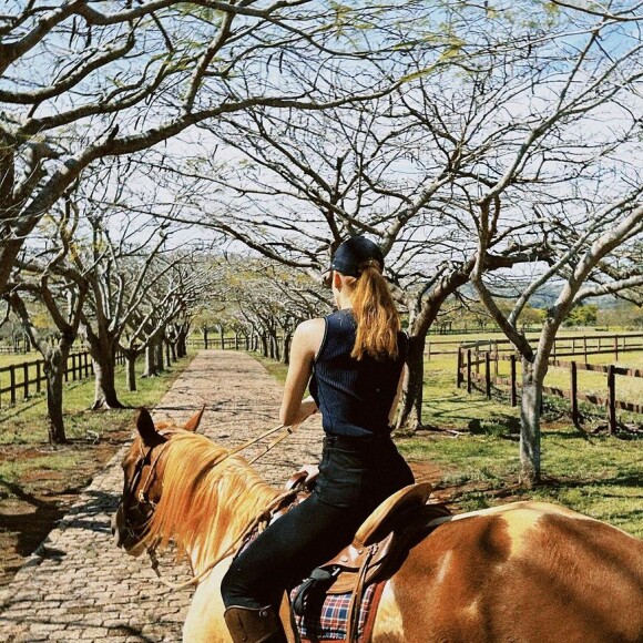 Marina Ruy Barbosa investe no estilo cowgirl e monta look com camiseta regata azul-escura, calça jeans e botas pretas