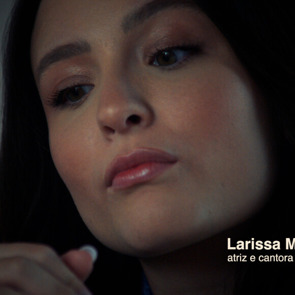 Larissa Manoela é a garota propaganda de uma rede de lanchonetes, que relança promoção de dois sanduíches por R$ 25